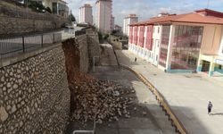 Malatya’da okulun istinat duvarı çöktü  