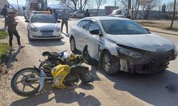 Motosiklet ile otomobil çarpıştı: 1 yaralı 