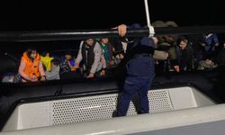 İzmir açıklarında sürüklenen göçmenlerin yardımına Sahil Güvenlik koştu   