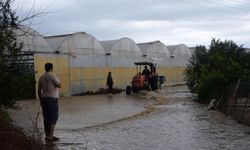 Antalya’da bir ilçe adeta sular altında kaldı, çiftçiler seralarına gitmekte zorlandı 