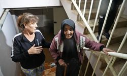 Depremden sağ çıkan yaşlı kadının Antalya’da kaldığı evi sular altında kaldı 