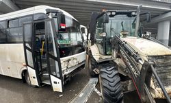Düzce'de halk otobüsü iş makinesi ile çarpıştı: 8 yaralı 