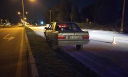 Burdur’da direksiyon hakimiyetini kaybeden alkollü sürücü refüje çarparak durabildi