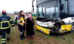 Halk otobüsüyle otomobil kafa kafaya çarpıştı: 8 yaralı   