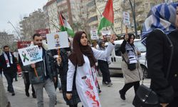 Hekimler ve sağlık çalışanları Gazze için ‘sessiz’ yürüyüş düzenledi  