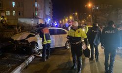 Kayseri’de otomobil direğe çarptı: Anne ve kızı yaralandı   