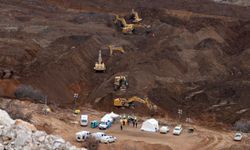 Erzincan'daki maden ocağında biriken toprak kütlesinin tahliyesine başlandı 