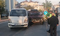 Antalya'da kamyonet ile otomobil çarpıştı: 1 yaralı 