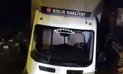 Yağışlı havanın etkisiyle çöken yola kamyonet düştü 