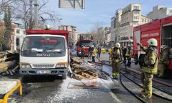 Beyoğlu'nda park halindeki kamyonette çıkan yangın söndürüldü