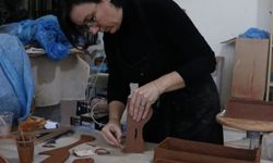 Çanakkale seramiklerini tasarımlarıyla birleştirerek özgün eserler ürettiler