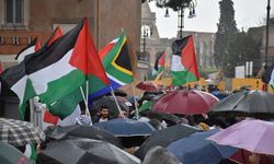 İsrail'in Gazze'ye saldırıları Roma'da sağanağa rağmen yürüyüşle protesto edildi