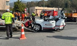 İzmir'de çarpıştığı iki tırın arasında kalan otomobilin sürücüsü öldü