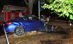 Antalya'da ağaca çarpan otomobildeki sürücü hayatını kaybetti 