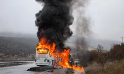 Kamyona çarpan otobüs alev topuna döndü: 2 ölü, 5 yaralı 