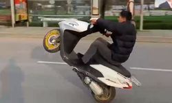 Eyüpsultan’da motosikletli sürücünün tek tekerli tehlikeli yolculuğu kamerada 