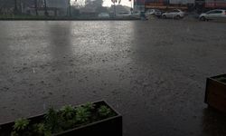 Tekirdağ'da şiddetli yağış: Doluyla karışık yağmur sokakları suyla kapladı 