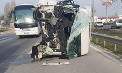 Kazada şoför kabini kopan tırın sürücüsü yaralandı   