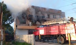 İncirliova’daki ev yangınında 2 kişi dumandan etkilendi   