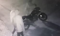 Maskeli şahıslar park halindeki motosikleti çaldı   