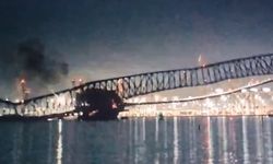 ABD'de kargo gemisinin çarptığı köprü yıkıldı  