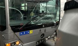 Beylikdüzü'nde iki metrobüsün çarpıştığı kazada maddi hasar oluştu