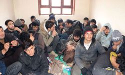 Emniyet,  44 göçmen kaçakçısı ile 881 düzensiz göçmen yakalandı 