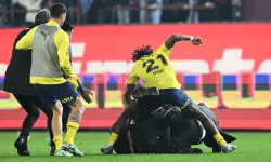 Trabzonspor-Fenerbahçe maçında arbede: Taraftarlar sahaya indi 