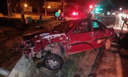 Tır ile otomobilin çarpıştığı kazada 2 kişi yaralandı   