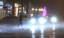 Başkent'te sağanak ve dolu: Caddeleri su bastı