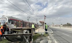 Kayseri'de otomobil tramvay durağının trafosuna çarptı, sürücü yaralandı
