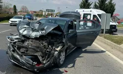 Düzce'de hafif ticari araç ile otomobilin çarpıştığı kazada 2 kişi yaralandı