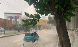 Adana'da fırtına nedeniyle sokaklar göle döndü...