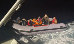Çanakkale Ayvacık açıklarında motoru arızalanan bottaki 15 düzensiz göçmen kurtarıldı
