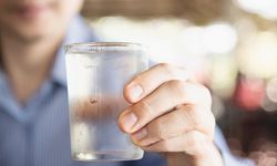Ayakta su içmek zararlı mı, en doğru su içme şekli hangisi?