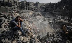 İsrail'in Gazze'deki insanlık suçlarını afişe ettiler: Zincire vuruyorlar, gözlerini bağlıyorlar