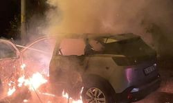 Ataşehir'de bir şahıs otomobili ateşe verdi.
