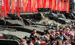 Rusya, Ukrayna ordusundan ele geçirdiği NATO teçhizatını sergiliyor