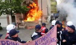 Arnavutluk'ta muhalefet, Tiran Belediye Başkanı Veliaj'ın istifası talebiyle protesto düzenledi