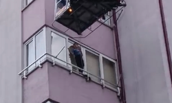 Sivas'ta oyun oynayan küçük çocuk pencerede mahsur kaldı