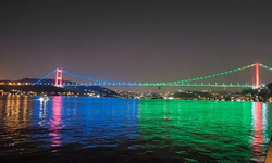 İstanbul'da köprüler Azerbaycan bayrağının renklerine büründü