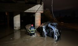 Sivas'ta yollar kaydı otomobil Kızılırmak Nehri'ne uçtu