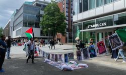 Hollanda'da Starbucks şubelerinin önünde İsrail protesto edildi