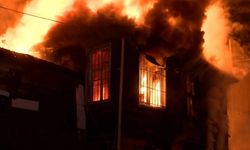 Fatih'te ahşap bina yangını