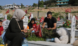 Deprem mezarlığında buruk arefe...