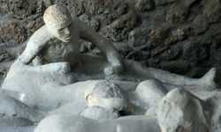 Pompeii'deki taşlaşmış bedenlerin sırları! Gerçek göründüğünden çok farklı...