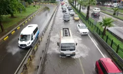 Trabzon'da sağanak yağış: Yollar göle döndü