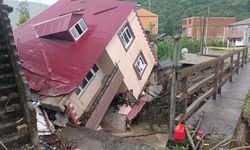 Giresun'da selin yerinden söktüğü ev yan yattı!