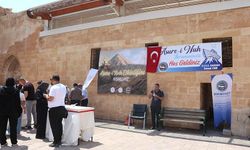 İshak Paşa Sarayı'nda vatandaşlara aşure dağıtıldı