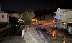 Bodrum'da içme suyu isale hattındaki patlama nedeniyle yol çöktü